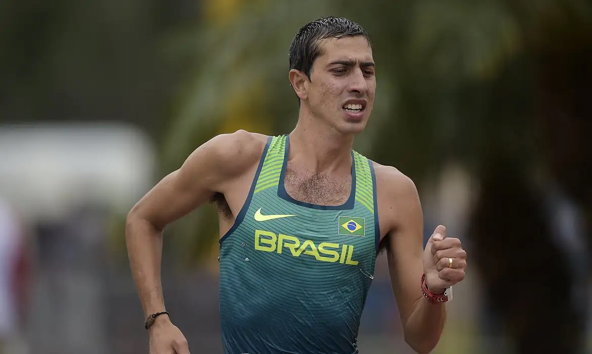 Caio Bonfim faturou a medalha de prata na marcha atlética |