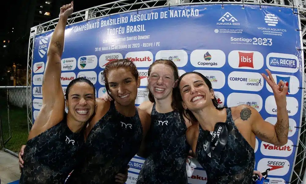 Nathalia Almeida, Maria Fernanda Costa, Stephanie Balduccini formaram o revezamento 4x200m no Mundial de Fukuoka |