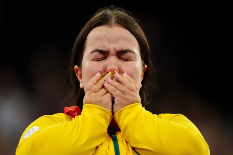 Mariana D’Andrea beija sua medalha de ouro conquistada nos Jogos Paralímpicos de Paris 2024 |