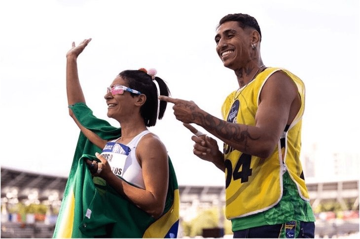 Jerusa Geber e Gabriel Garcia exibem suas medalhas de campeões mundiais e Paris 2023 |