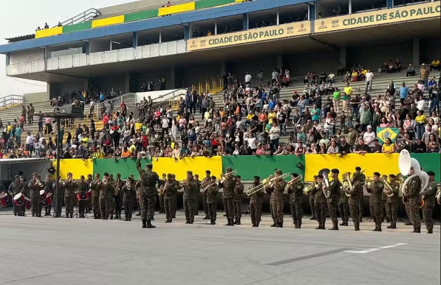 Público acompanha desfile de 7 de Setembro em São Paulo |