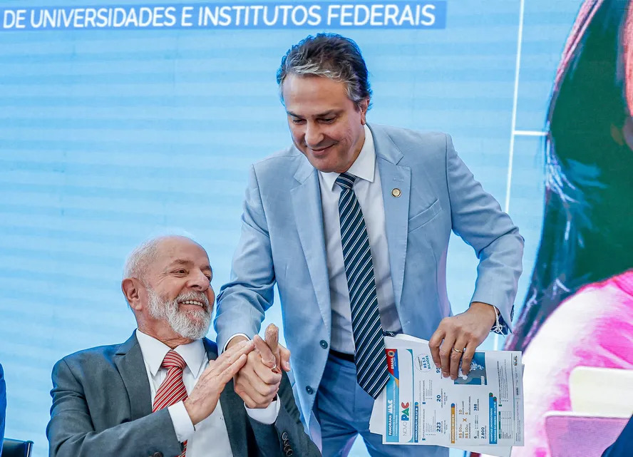 Lula e ministro da Educação, Camilo Santana, durante reunião com reitores de Universidades e Institutos Federais. |
