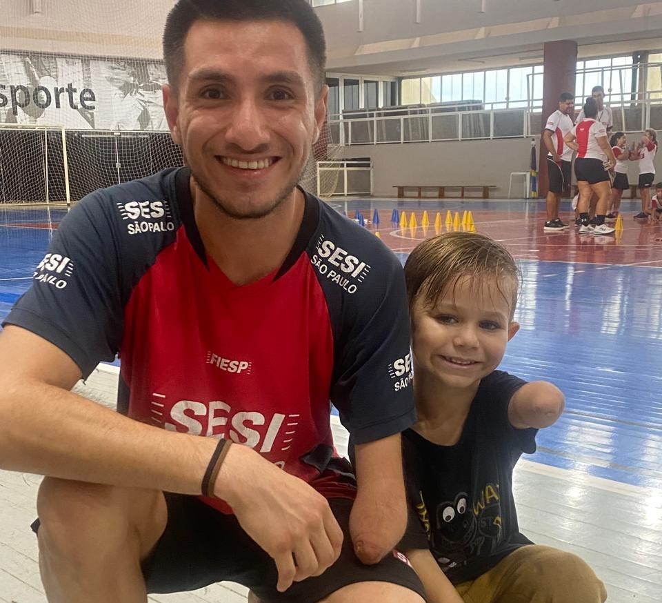 Benício Henn da Silva Blaia, de cinco anos, se inspira no atleta de parabadminton Yuki Rodrigues |