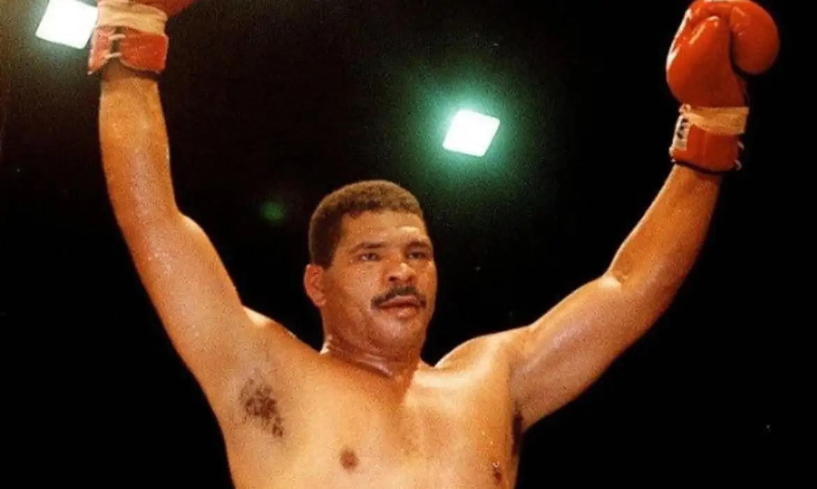 O lutador de boxe José Adilson Rodrigues dos Santos, o Maguila |