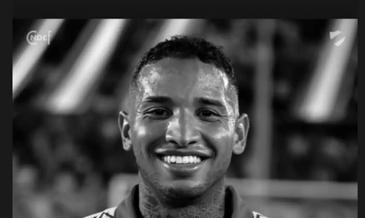 Jogador de futebol morreu após desmaiar durante partida.